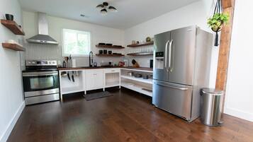 KylskÄp, mikrovÄgsugn, ugn och spishÀll