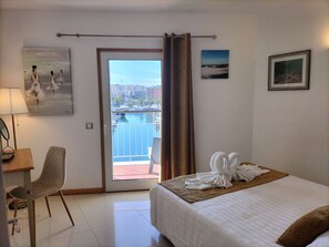 2 bedrooms, in-room safe, desk, iron/ironing board