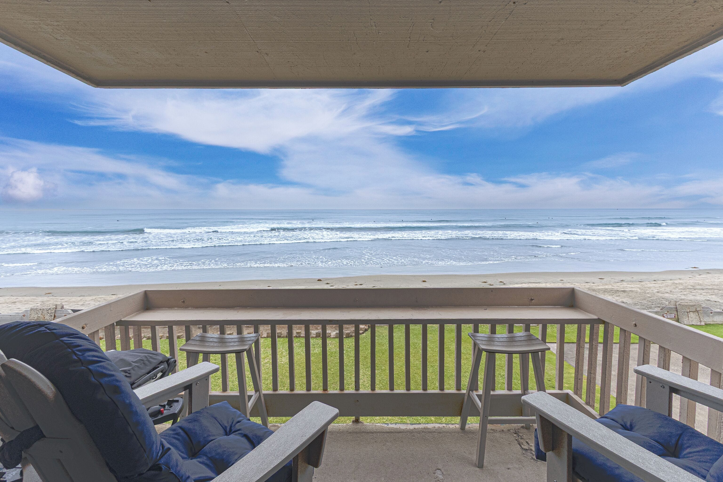 Ein überdachter Sitzbereich mit Blick auf das Meer.