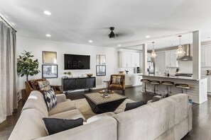Smart TV, fireplace, books, video library - Urban Cowboy Rooftop Retreat w/ Stunning Views! (Nashville)