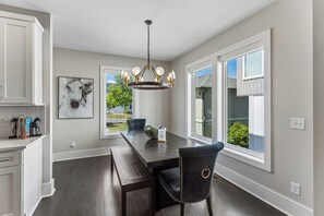 Dining - Urban Cowboy Rooftop Retreat w/ Stunning Views! (Nashville)