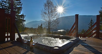 Pool;wilderness; view of mountains, lake, river;hot tub, sauna;privacy;hiking!