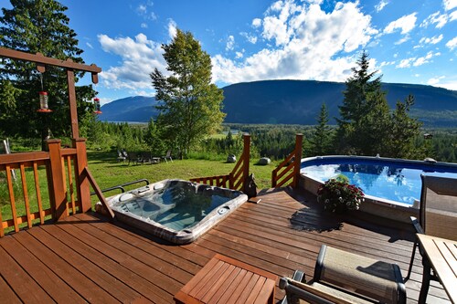 Pool;wilderness; view of mountains, lake, river;hot tub, sauna;privacy;hiking!