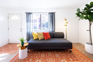 テレビ、DVD プレーヤー