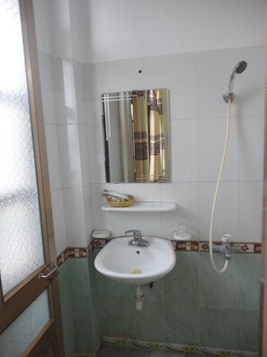 Shower, free toiletries, hair dryer, slippers - Thanh Dat Hotel (Ninh Binh)