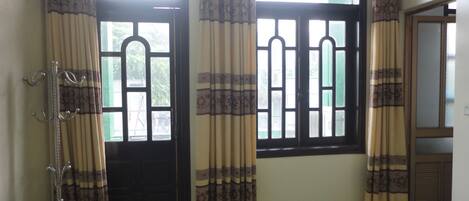 Desk, soundproofing, free WiFi