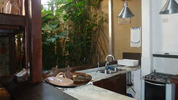 Horno, cafetera/tetera, tetera/pava eléctrica, silla alta para bebés