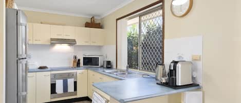 Refrigerador, microondas, horno, placa de cocina