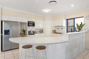 Refrigerador, microondas, horno, placa de cocina