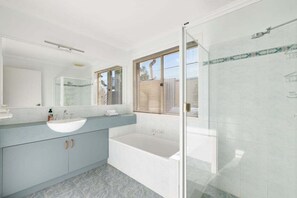 Suihku, hiustenkuivaaja, pyyhkeet