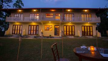 Frühstück, Mittagessen, Abendessen, Blick auf den Garten