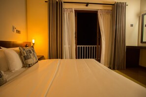 Deluxe-Doppelzimmer, Nichtraucher, Balkon | 1 Schlafzimmer, Zimmersafe, Schreibtisch, Verdunkelungsvorhänge