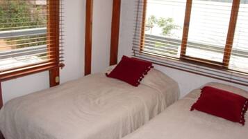 3 bedrooms, internet, bed sheets