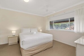 3 عدّة غرف نوم ومكواة/لوح كي وملاءات أسرّة