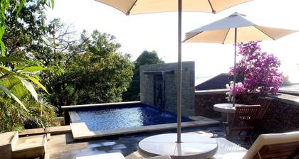 Cottage sur la Colline Avec Piscine, Grande Terrasse de Yoga et vue Imprenable sur L'océan