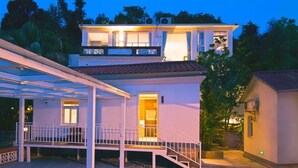 A two-story house with a covered patio and a small garden area. - Floral Hotel Gulangyu Haiyun Garden (Xiamen)