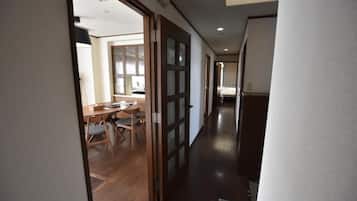 Suite clásica (Family) | Decoración personalizada, muebles diferentes y escritorio