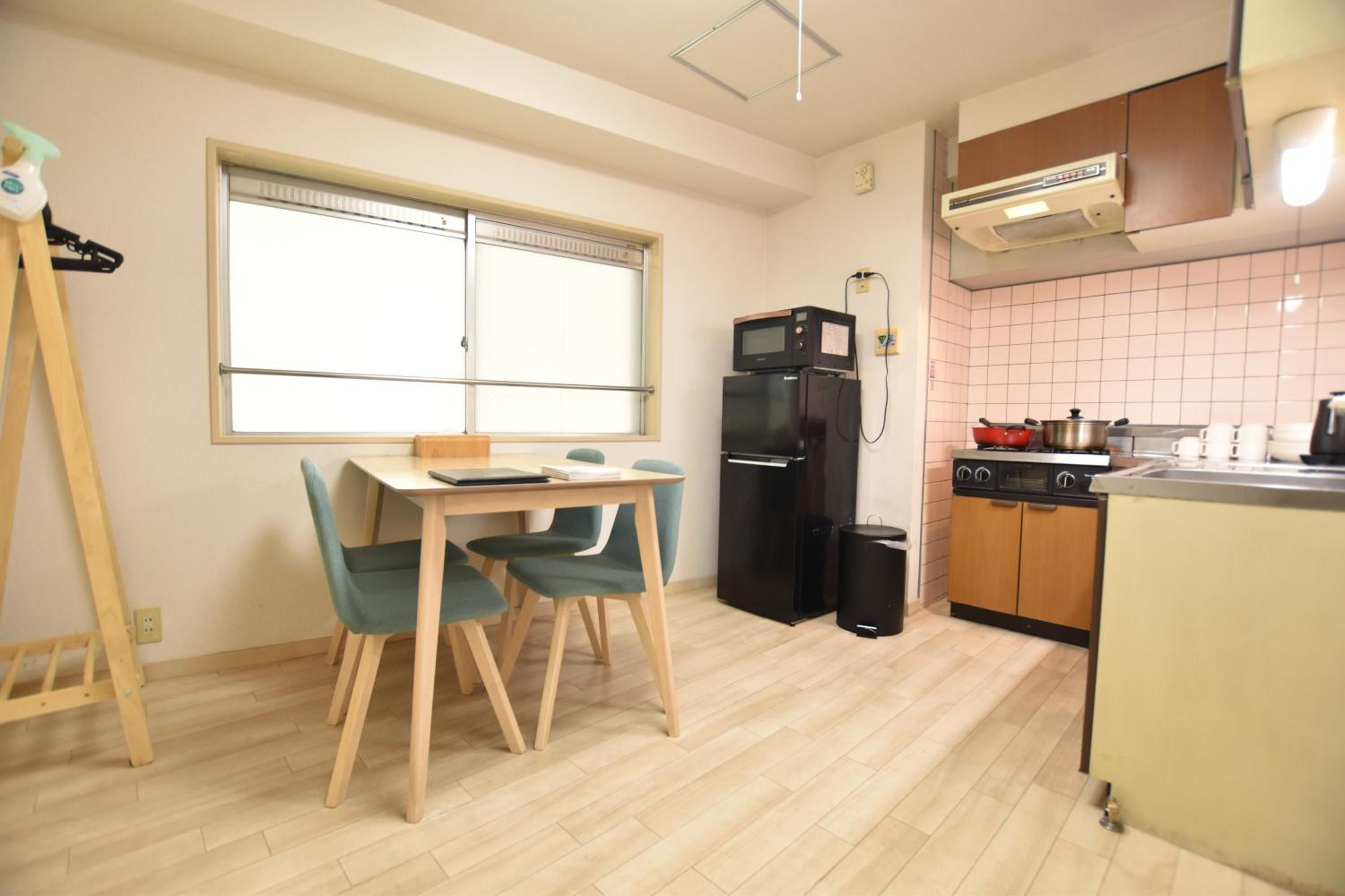 Refrigerador, microondas, parrilla de estufa y tetera eléctrica 
