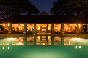 Outdoor pool, a heated pool - *Front Street* 2 block -Lahaina 2bd/2ba Aina Nalu (Lahaina)