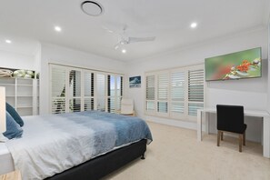5 bedrooms, iron/ironing board, free WiFi, bed sheets - Canal Serenity Retreat (BANKSIA BEACH)