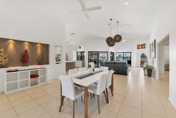Dining - Canal Serenity Retreat (BANKSIA BEACH)