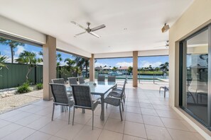 Outdoor dining - Canal Serenity Retreat (BANKSIA BEACH)