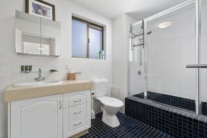 Dusj, hårføner og håndklær