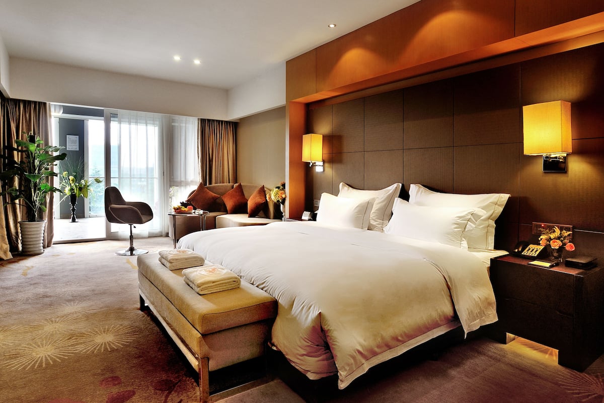 Executive Suite | Premium bedding, pillow-top beds, individually decorated