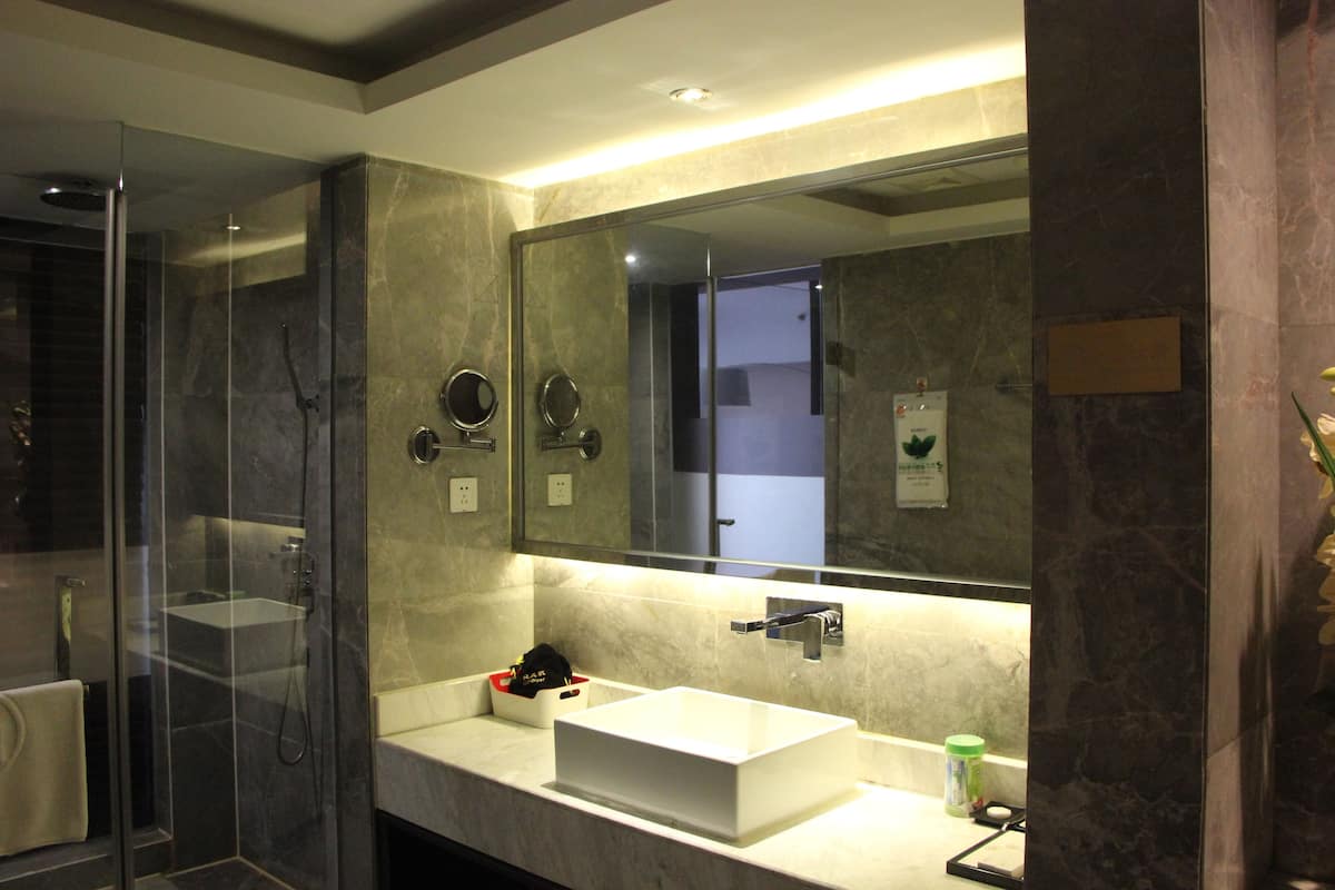 Holiday Suite | Bathroom | Shower, rainfall showerhead, free toiletries, hair dryer