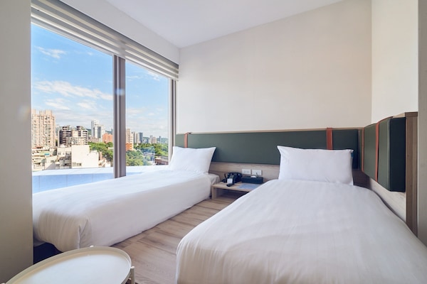 Superior Twin kamer, uitzicht op de stad | Een laptopwerkplek, verduisterende gordijnen, geluiddichte muren