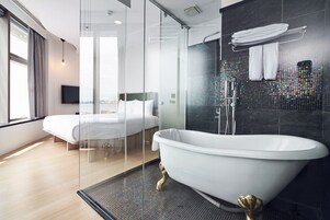 Deluxe-Doppelzimmer | Badezimmer | Dusche, Regendusche, Haartrockner, Handtücher