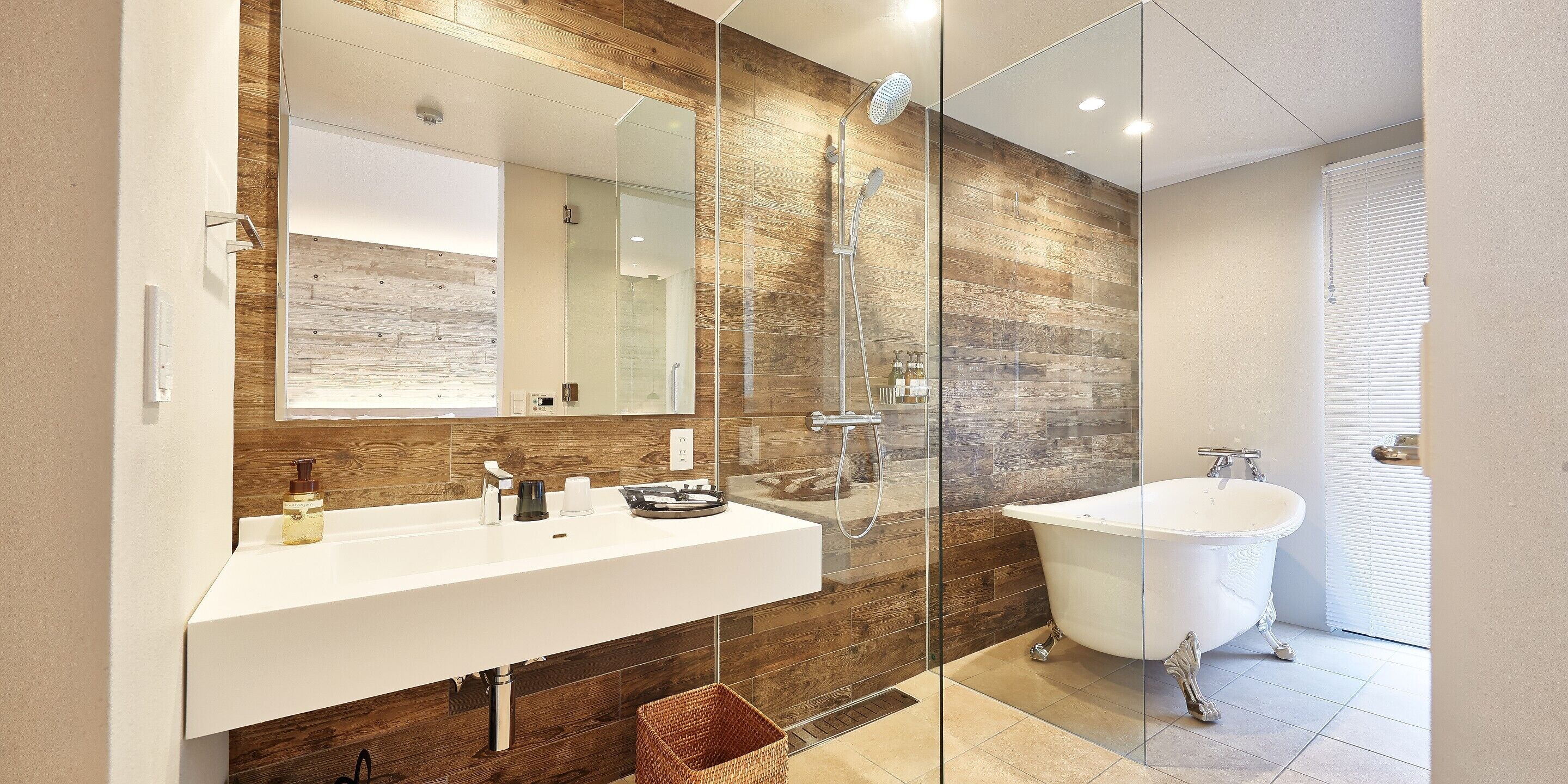 Deluxe Twin Room, Multiple Beds | Bathroom | Separate bathtub and shower, deep-soaking bathtub, free toiletries