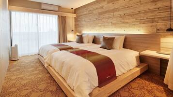 Quarto duplo luxo, várias camas | Individualmente decorados, individualmente mobiliados, escrivaninha