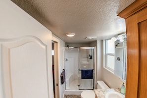 Douche, séchoir à cheveux, serviettes fournies