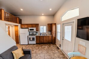 Fridge, microwave, oven, stovetop - Grandstaff Gulch Cabin #13 (Moab)