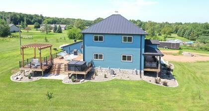 Just 5 minutes from Rib moutain, charming Farmhouse style home