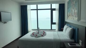 Premier Double Room, Ocean View | Minibar, in-room safe, desk, WiFi (free)