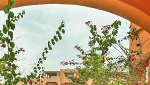 A balcony with wicker chairs and a table with fruit. - Floriana Dream Lagoon (Marsa Alam)