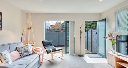 Beautifully Styled 2BR w 2 Carparks & Aircon