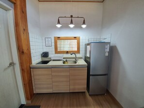 Perhehuone (Not allowed to cook indoor) | Yksityinen keittiö | Jääkaappi, mikroaaltouuni, vedenkeitin