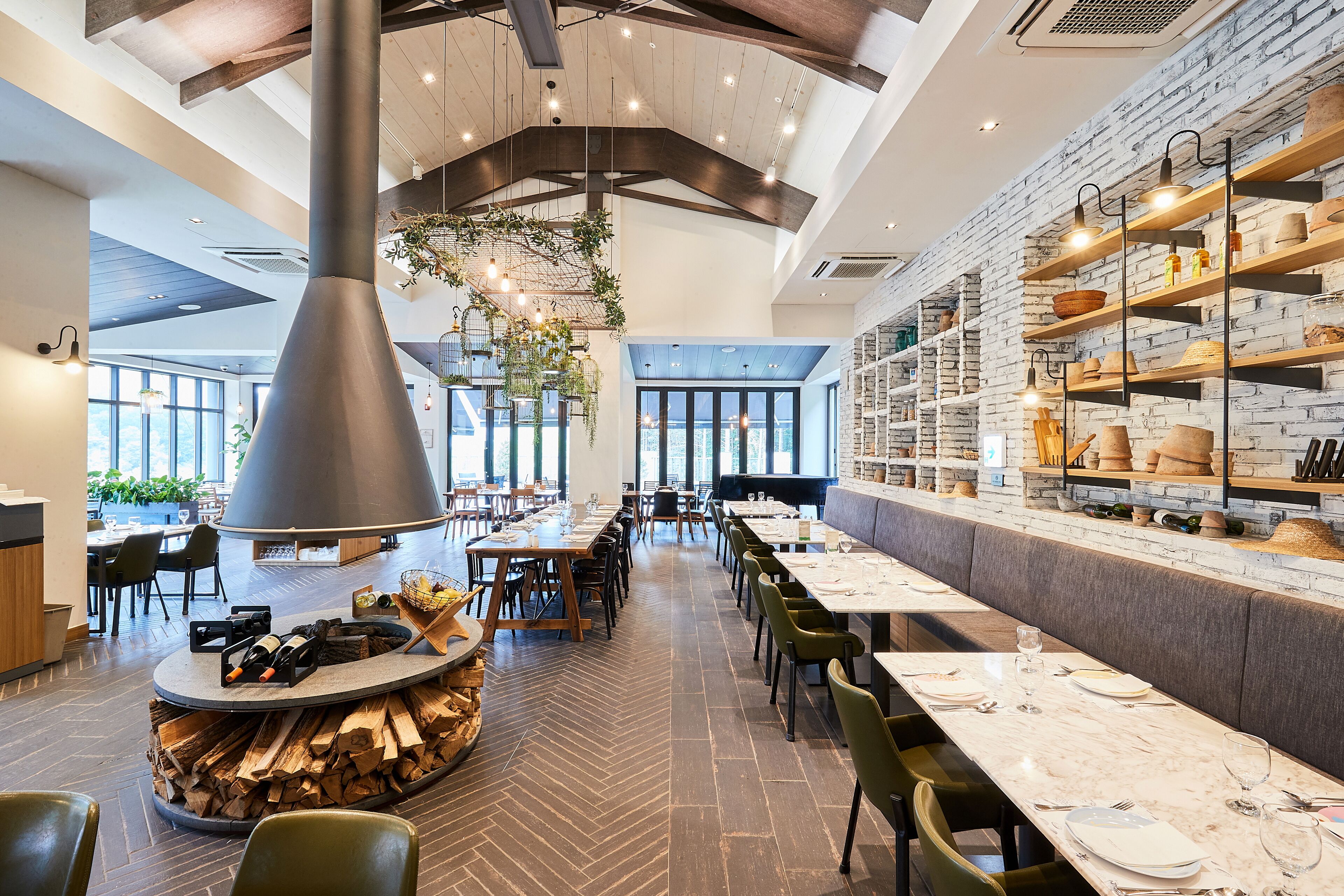 breakfast, lunch and dinner served