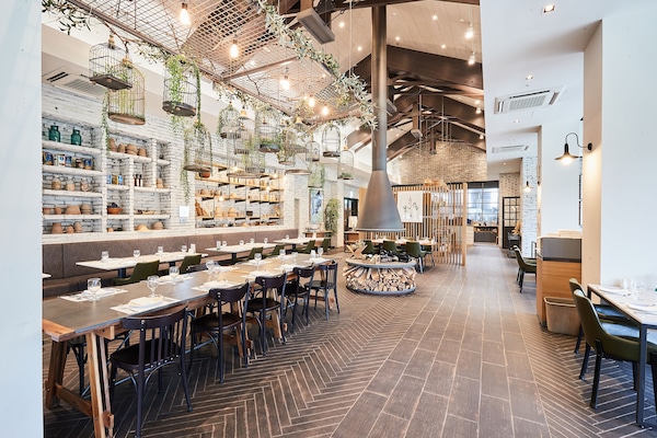 Breakfast, lunch and dinner served