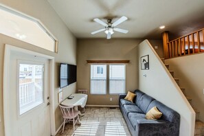 Smart TV, Netflix, streaming services - Slickrock Cabin #12 (Moab)