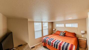 1 bedroom, desk, travel cot, free WiFi