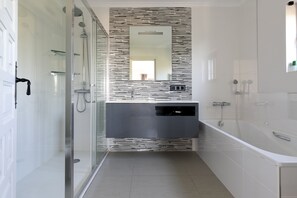 Combined shower/tub, hair dryer, towels