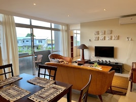 Apartamento City, 3 habitaciones | Zona de estar | Una televisión de pantalla plana