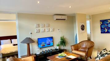 City-Apartment, 3 Schlafzimmer | Wohnbereich | Flachbildfernseher