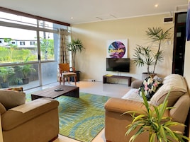 Casa, 3 habitaciones | Zona de estar | Una televisión de pantalla plana