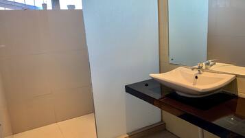 House, 3 Bedrooms | Bathroom | Shower, towels, soap, toilet paper