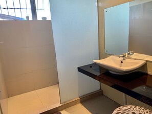 Huis, 3 slaapkamers | Badkamer | Een douche, handdoeken, zeep, toiletpapier